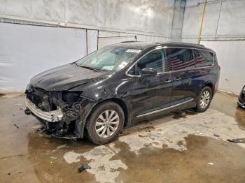  Salvage Chrysler Pacifica