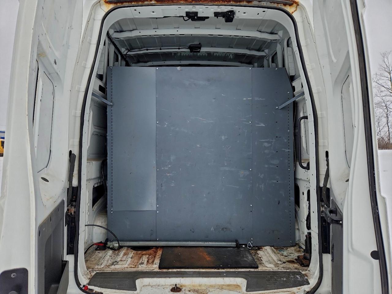 Nissan Nv 2500 S Image 9