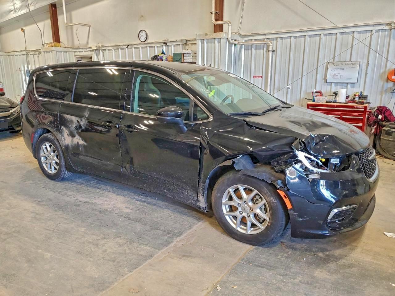 Chrysler Pacifica Touring L Image 2