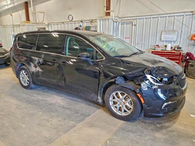 Chrysler Pacifica Touring L Image 2