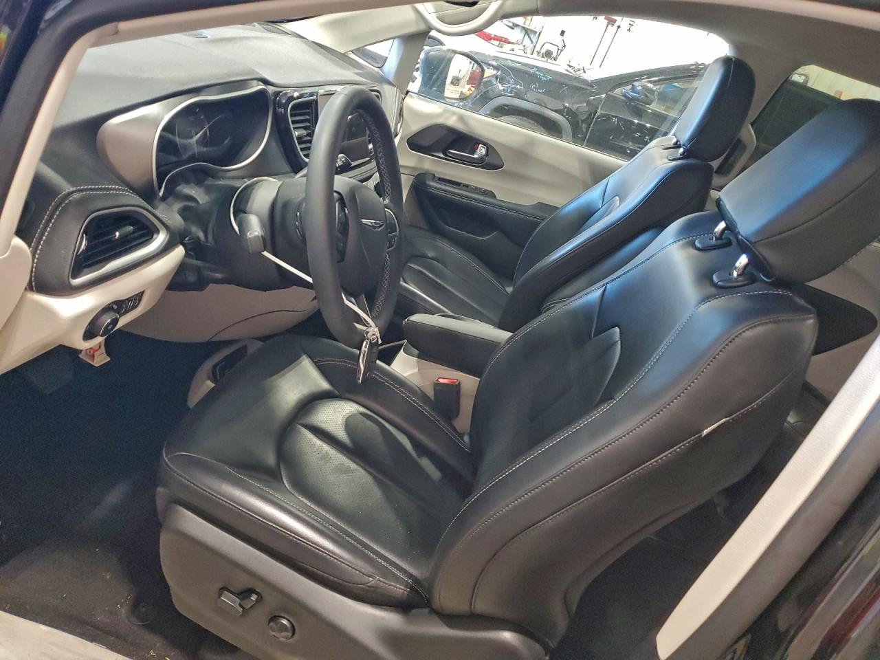 Chrysler Pacifica Touring L Image 7