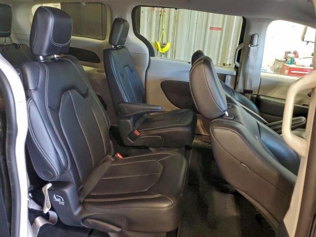 Chrysler Pacifica Touring L Image 10